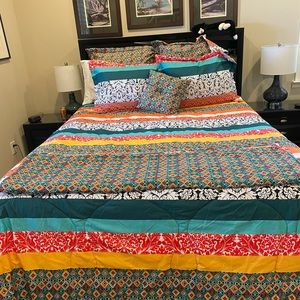 Macy’s queen quilt set. Reversible pillow shams and quilt with 2 accent pillows.